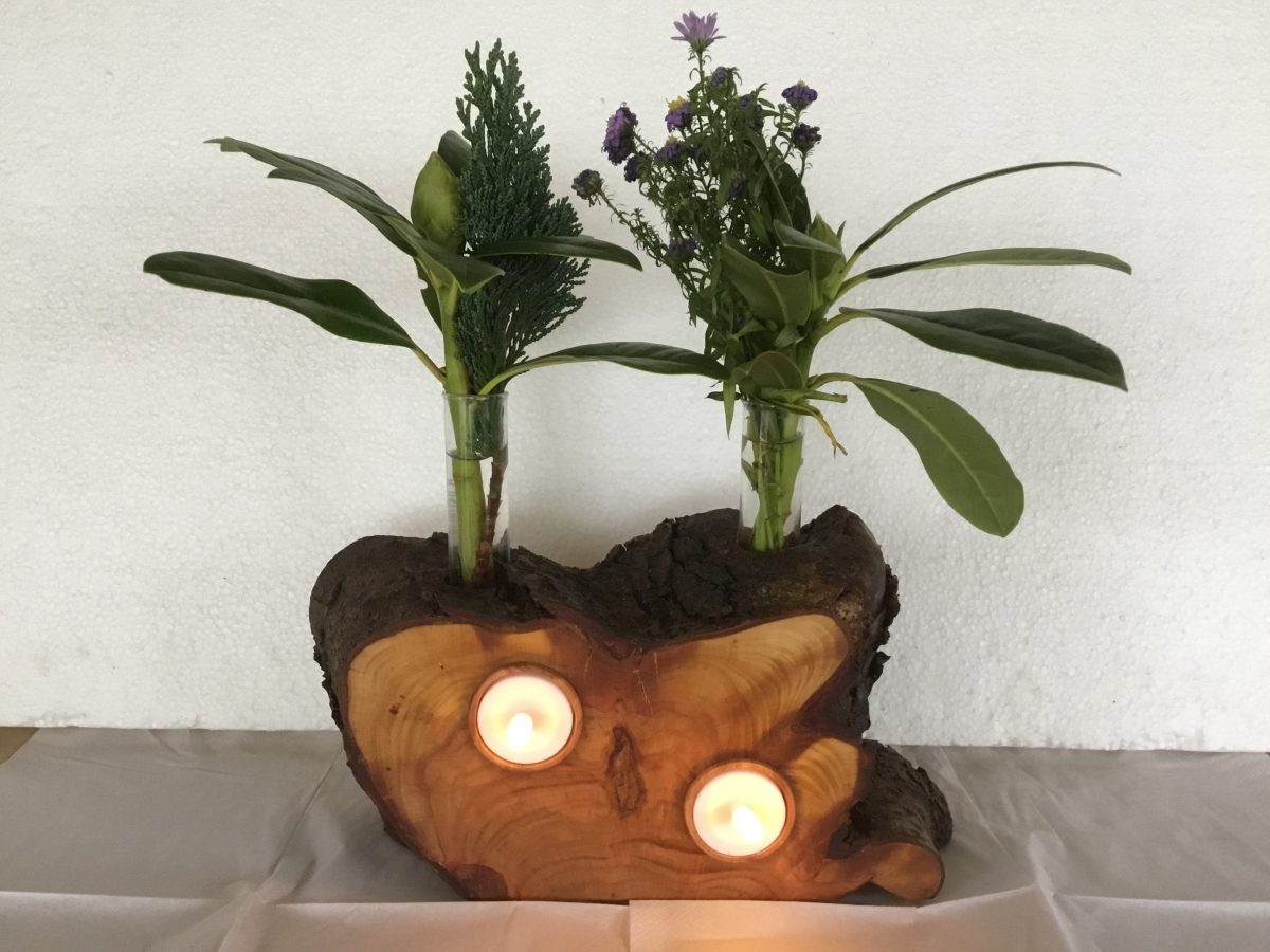 Blomstervase i Blommetræ med lys